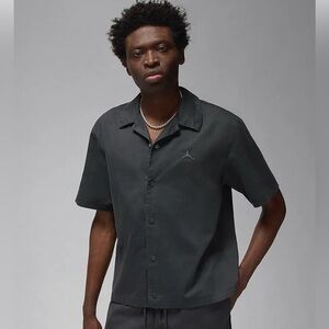 NWT Jordan Essentials Nike Men’s Grey snap front collared shirt Small FN4625